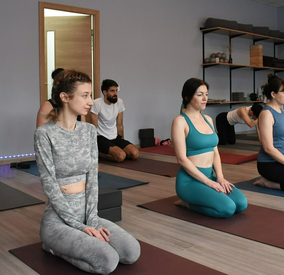 групповые занятия йогой групповые занятия йогой